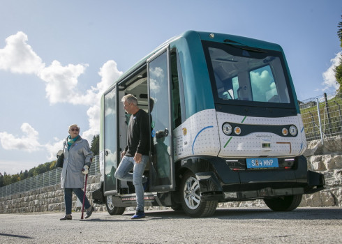Fahrgast steigt aus einem selbstfahrenden Bus aus