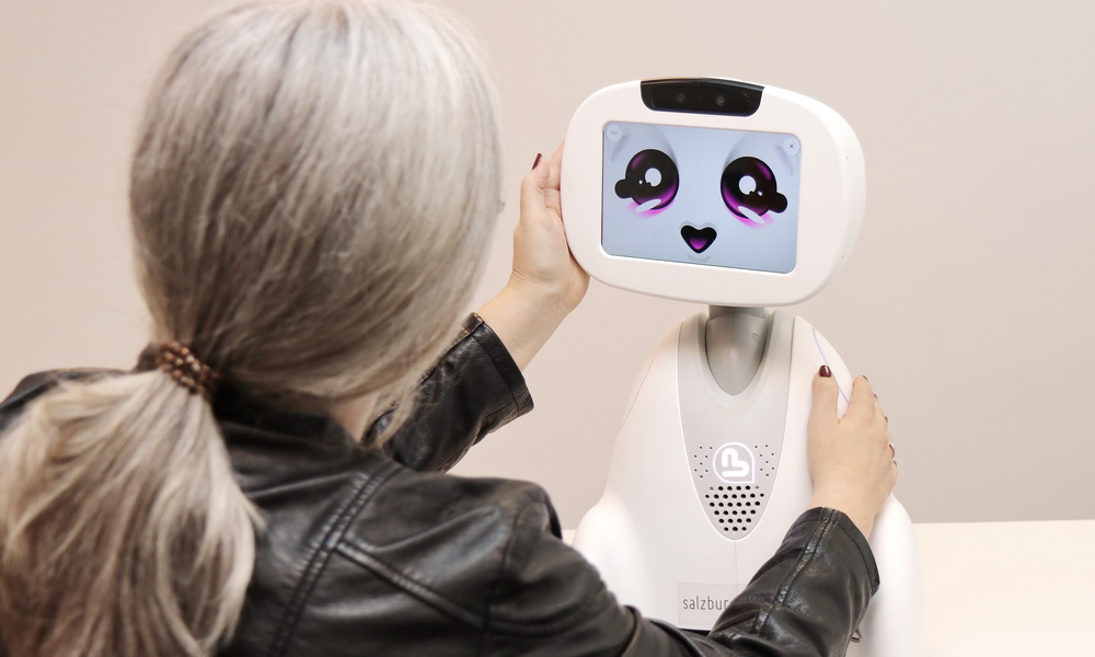 Freundlicher Roboter "Buddy" mit Testperson