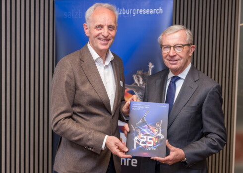 Geschäftsführer Siegfried Reich und Landeshauptmann Wilfried Haslauer mit der aktuellen Ausgabe der Salzburg Research Wissensbilanz