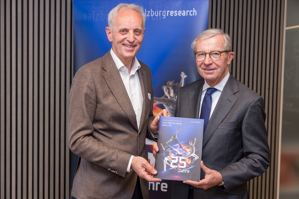 Geschäftsführer Siegfried Reich und Landeshauptmann Wilfried Haslauer mit der aktuellen Ausgabe der Salzburg Research Wissensbilanz